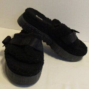 UGG Woman Size 10 Black Faux Fur Travel Vacation In House Sandals